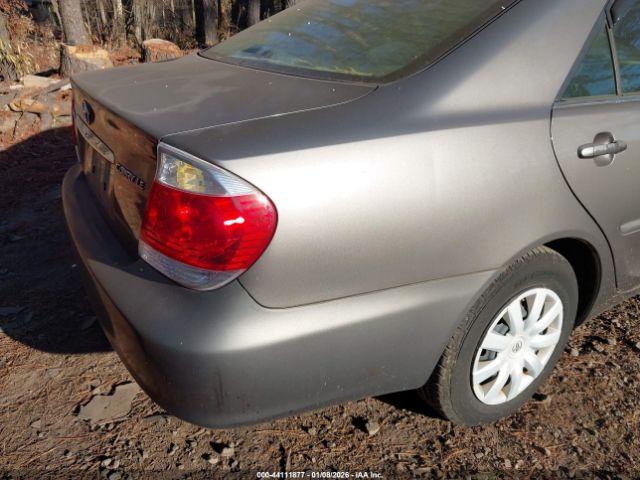 Toyota Camry Le Image 4