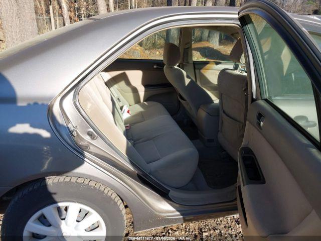 Toyota Camry Le Image 10