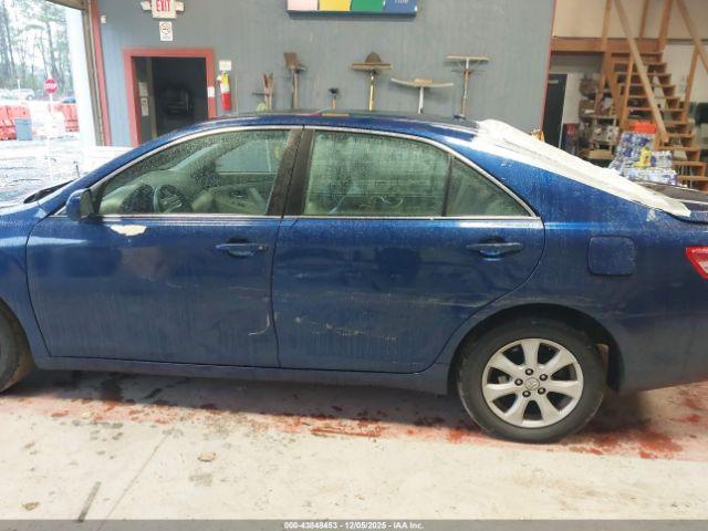 Toyota Camry Le Image 6