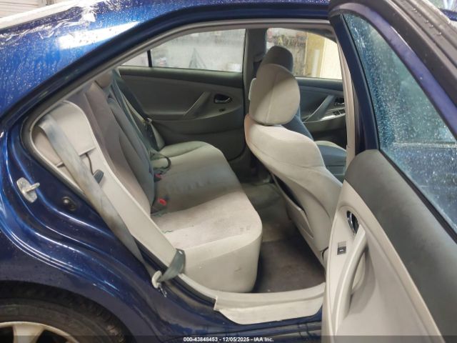 Toyota Camry Le Image 11