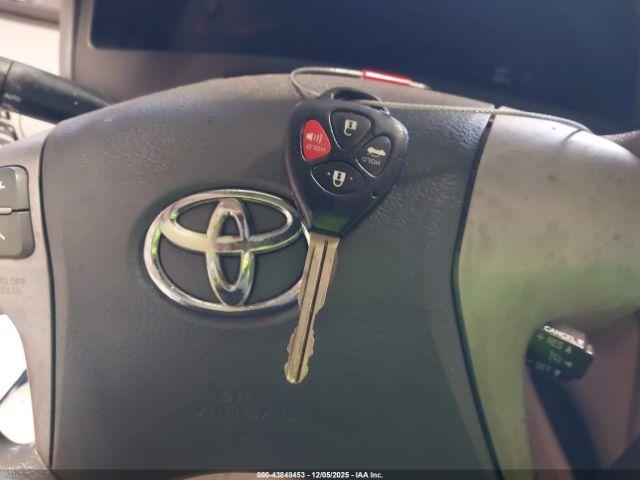 Toyota Camry Le Image 8