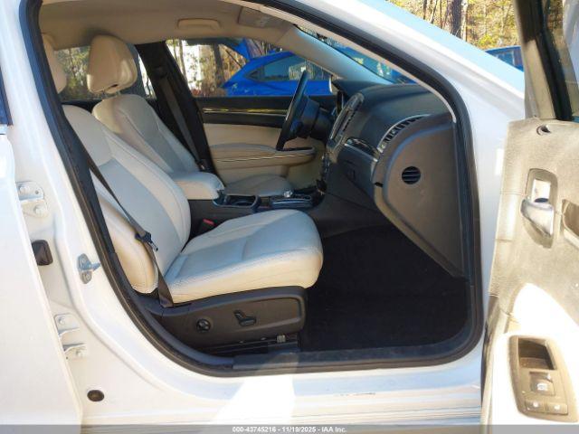 Chrysler 300 Touring L Image 3