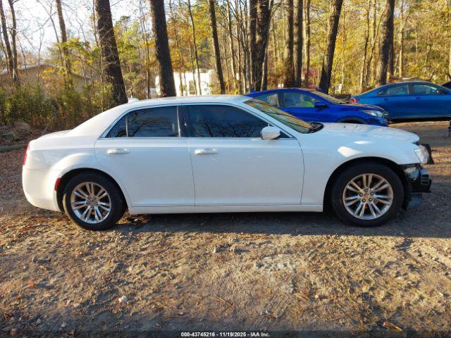 Chrysler 300 Touring L Image 2