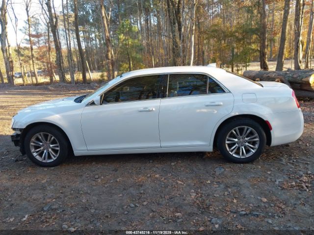 Chrysler 300 Touring L Image 4