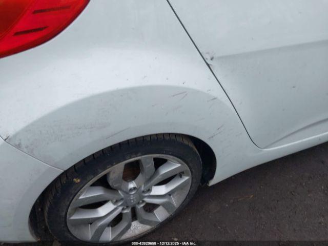 Hyundai VELOSTER Image 5