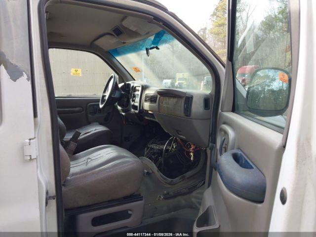 GMC Savana Standard Image 4