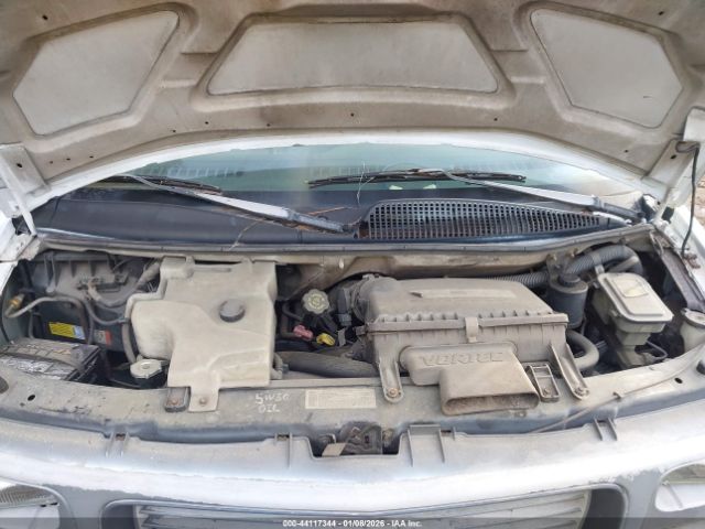 GMC Savana Standard Image 9