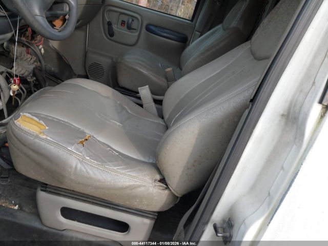 GMC Savana Standard Image 11