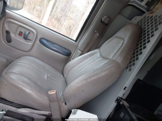 GMC Savana Standard Image 13