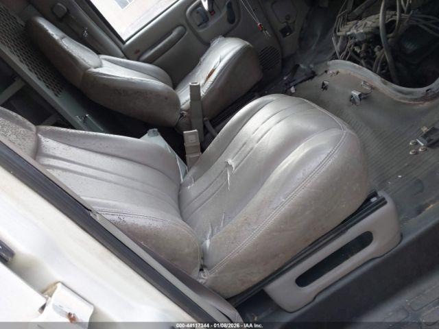 GMC Savana Standard Image 12